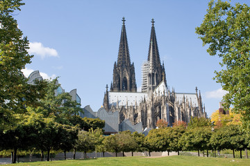 Kölner Dom mit Park
