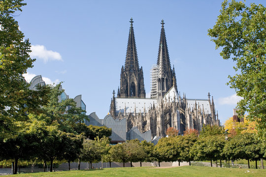 K&ouml;lner Dom mit Park