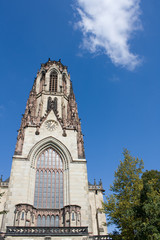 Fototapeta na wymiar Kirchturm mit Wolke im Sommer