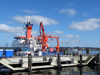 Schiff am Steg