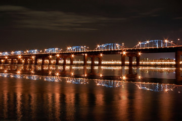 Fototapeta na wymiar Odbicie mostu na rzece Han