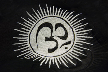 Tejido con símbolo hindú