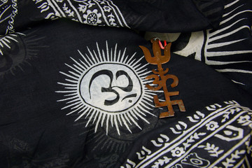sari con dibujo del om y simbolo