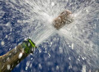 Knallender Korken einer geöffnete Champagner Flasche