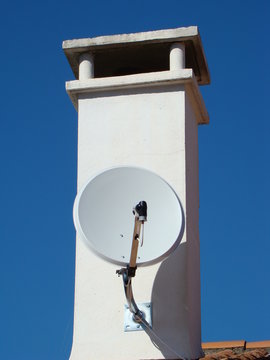 parabole sur chemin&eacute;e