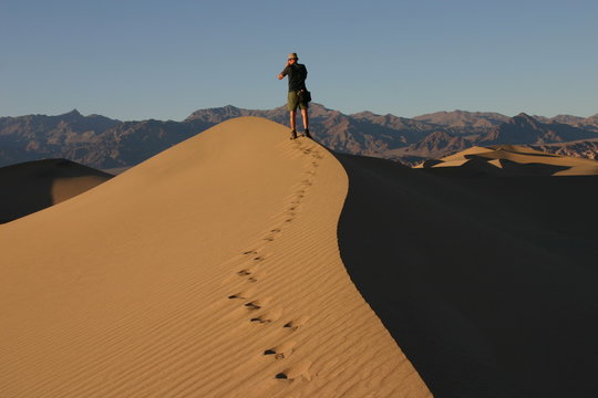 Tourist in den Sanddünen des Death Valley, Kalifornien - USA