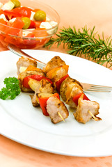 Fleisch-Spieß mit Salat