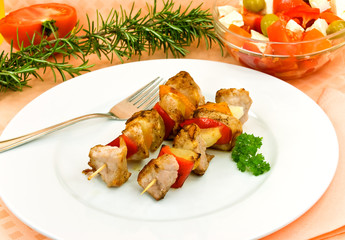 Fleisch-Spieß mit Salat