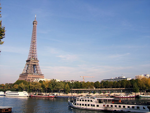 Tour Eiffel et bateaux sur la Seine
