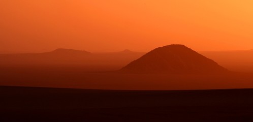Fototapeta na wymiar Sunrise in desert (Gilf Kebir in Egypt)