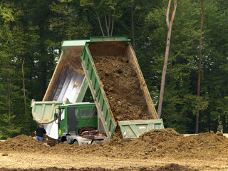 Lkw kippt Erde ab