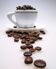 witte kleur kop en bord gevuld met koffiekorrels