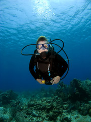 Naklejka na ściany i meble Diver patrząc do kamery na Cayman Island Reef