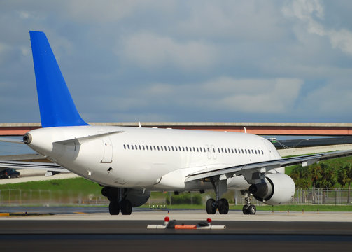 Rear view image of departing passenger jet