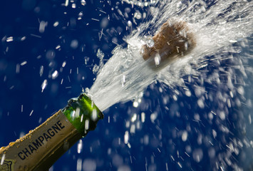 Knallender Korken einer geöffnete Champagner Flasche