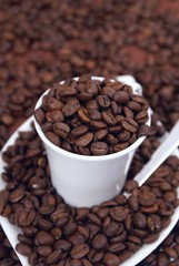 tasse de café en grains sur fond café