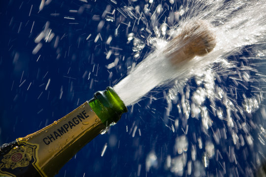 Knallender Korken einer ge&ouml;ffnete Champagner Flasche
