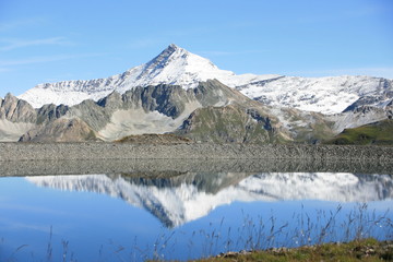 Fototapeta na wymiar reflet Sassiere dans lac artificiel