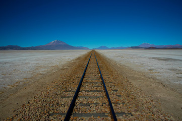 Eisenbahnlinie im Hochland von Bolivien
