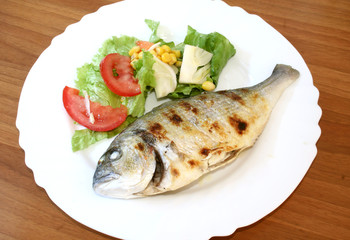 orata alla griglia con insalata