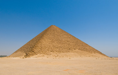 Fototapeta na wymiar Czerwona Piramida w Dahszur, Kair, Egipt
