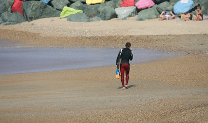 homme qui marche sur la plage