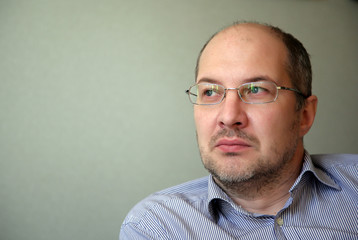 Obraz premium Portrait of the serious man in glasses