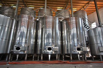 Vino fermentando en enormes tinas en una bodega en España