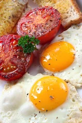 Papier Peint photo Oeufs sur le plat Petit-déjeuner composé d& 39 œufs au plat, de tomates et de toasts de blé entier.