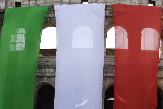 Il tricolore sul colosseo