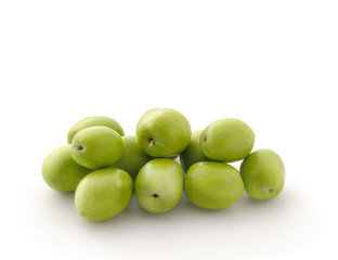 Olive Verdi isolate su sfondo bianco
