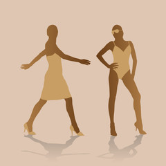 Deux femmes font un défilé de mode