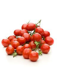 Mehrere Tomaten mit Gr&uuml;nzeug auf einem Haufen