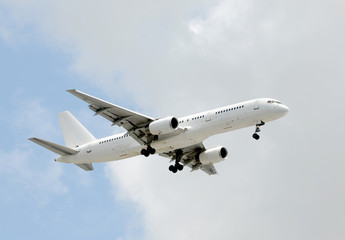 Fototapeta na wymiar Nowoczesny samolot pasażerski w nieoznakowanych biała kolorystyka