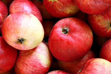Fototapeta na wymiar Heap of red ripe apples close-up