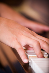 Fototapeta na wymiar Strzał z bliska człowieka praktykującego gra na fortepianie