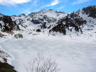Fototapeta na wymiar Lac de Gréziolles gelé