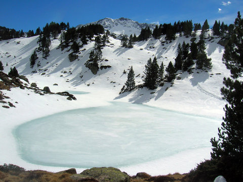 Lac Gelé Près De La Mongie