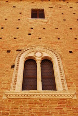 Fototapeta na wymiar Okna w budynku w Urbino