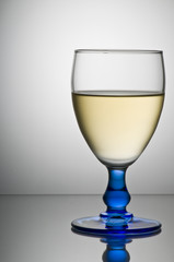 Bicchiere con vino bianco