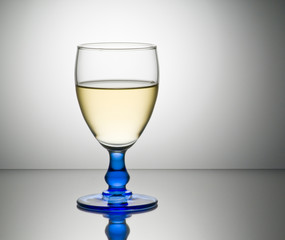 Bicchiere con vino bianco