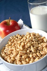 Frühstück mit Milch, Apfel und Flakes