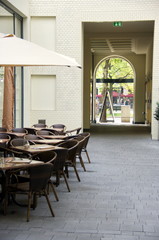 Terrasse de café restaurant, cour d'immeuble, Berlin.