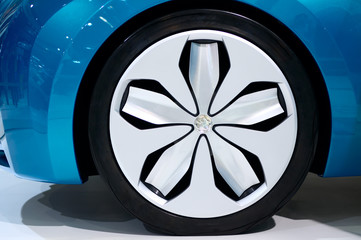 Luxury auto tyre looks like daisy