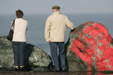 personnes âgées en bord de mer © bacalao