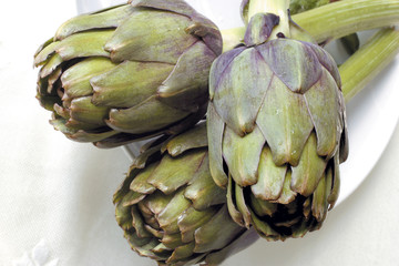 carciofi crudi in luce naturale