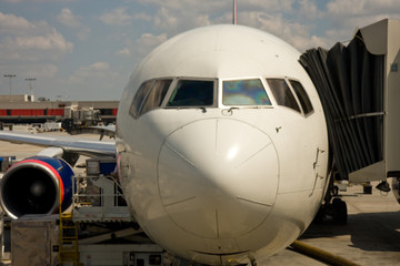Fototapeta na wymiar Przednie handlowej odrzutowca przy wejściu do samolotu