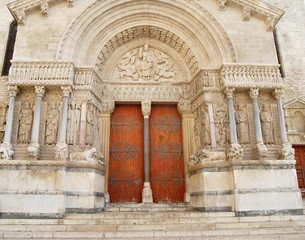 Fototapeta na wymiar Façade de l'église st-trophime,Arles