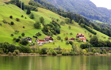 Fototapeta na wymiar W małej wiosce na wzgórzach wokół jeziora Luzern w Szwajcarii