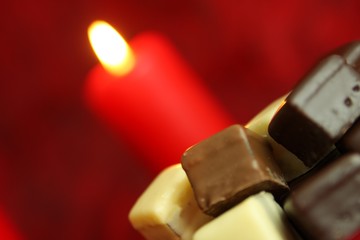 Dominosteine und Adventskerze